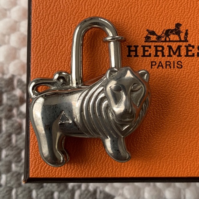 Hermes - HERMES エルメス カデナ ライオン 1997 チャーム シルバーの