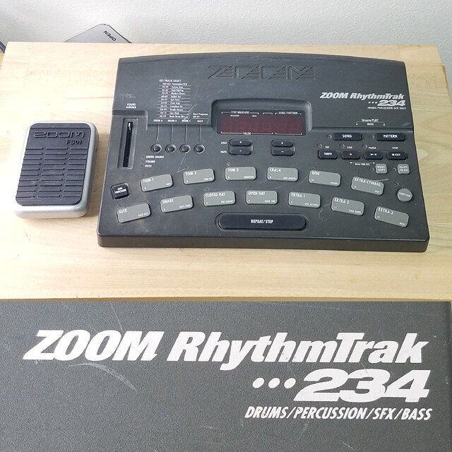 ビートメイク ZOOM リズムマシン RHYTHMTRAK RT-234 楽器のDJ機器(その他)の商品写真