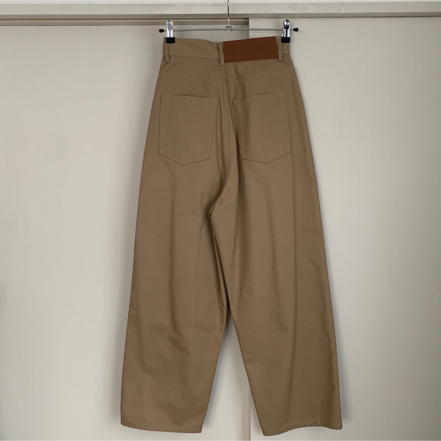 LOEWE(ロエベ)のLOEWE Oversize pleated trousers Beige レディースのパンツ(カジュアルパンツ)の商品写真