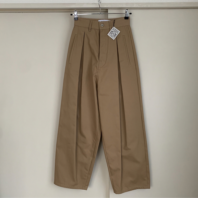 LOEWE(ロエベ)のLOEWE Oversize pleated trousers Beige レディースのパンツ(カジュアルパンツ)の商品写真