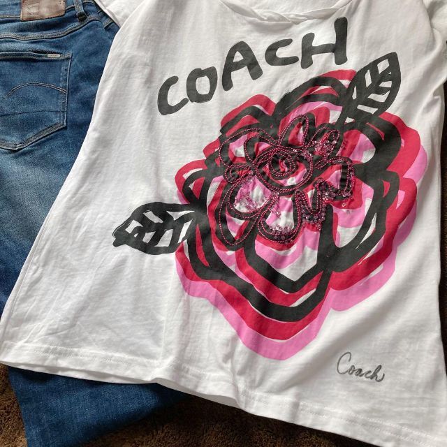 COACH(コーチ)のCOACH　レディース　半袖　Tシャツ　Uネック　花柄　スパンコール　コーチ レディースのトップス(Tシャツ(半袖/袖なし))の商品写真