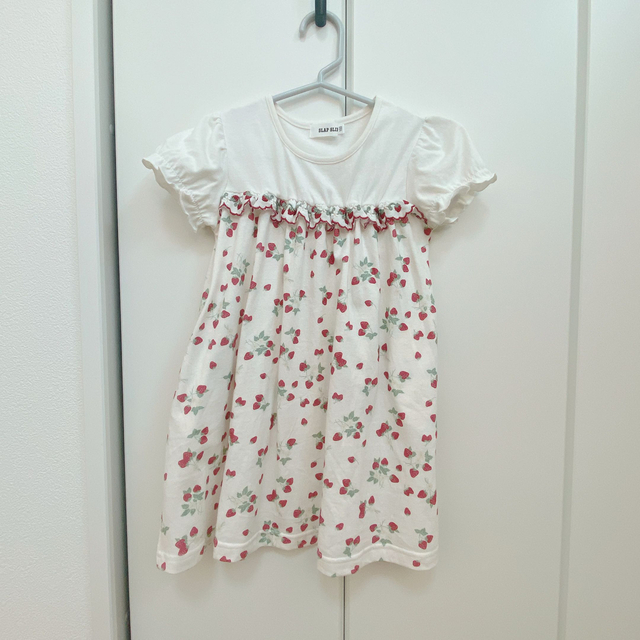 BeBe(ベベ)の【新品】BeBe♡いちご柄ワンピース キッズ/ベビー/マタニティのキッズ服女の子用(90cm~)(ワンピース)の商品写真