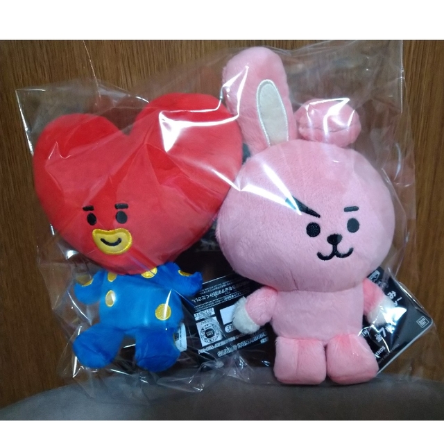 BT21(ビーティーイシビル)の【新品】【限定非売品】■BT21　ぬいぐるみ■TATA.COOKYセット■ エンタメ/ホビーのタレントグッズ(アイドルグッズ)の商品写真