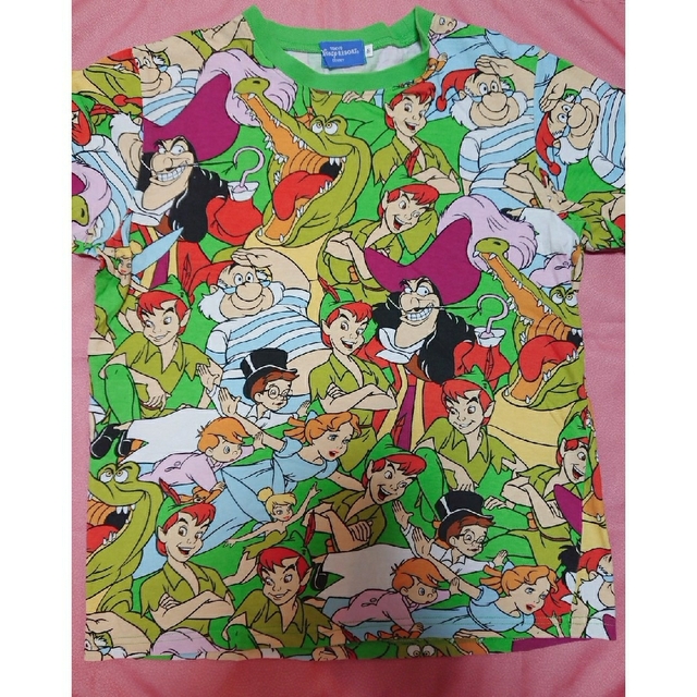 Disney(ディズニー)のピーターパン総柄Tシャツ Ｓサイズ メンズのトップス(Tシャツ/カットソー(半袖/袖なし))の商品写真