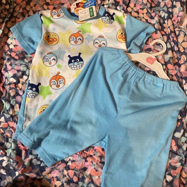 新品　アンパンマン　パジャマ　100  キッズ/ベビー/マタニティのキッズ服男の子用(90cm~)(パジャマ)の商品写真