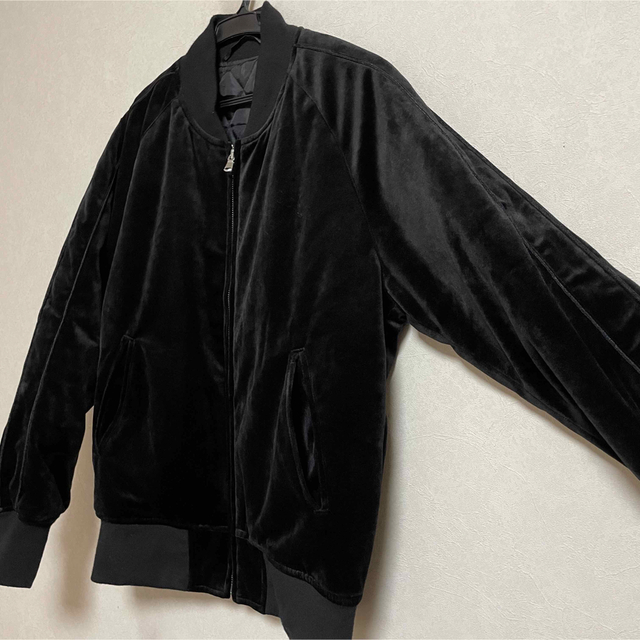 GU(ジーユー)の中古 GU メンズ 中綿 ベロアジャケット 黒 Mサイズ キルティング メンズのジャケット/アウター(ブルゾン)の商品写真