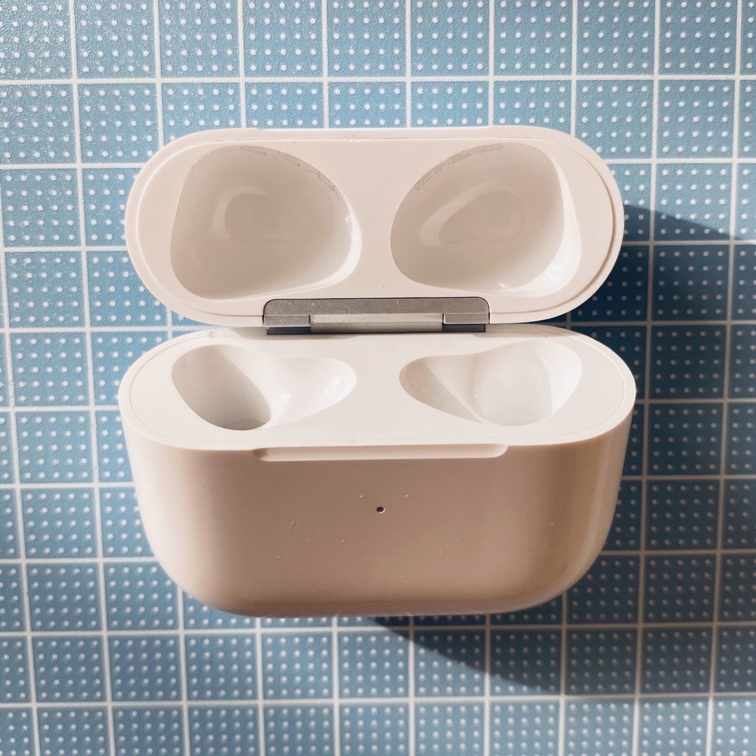 Apple(アップル)のApple　AirPods　第3世代　充電器　ケース　本体　充電　A2566 スマホ/家電/カメラのオーディオ機器(ヘッドフォン/イヤフォン)の商品写真