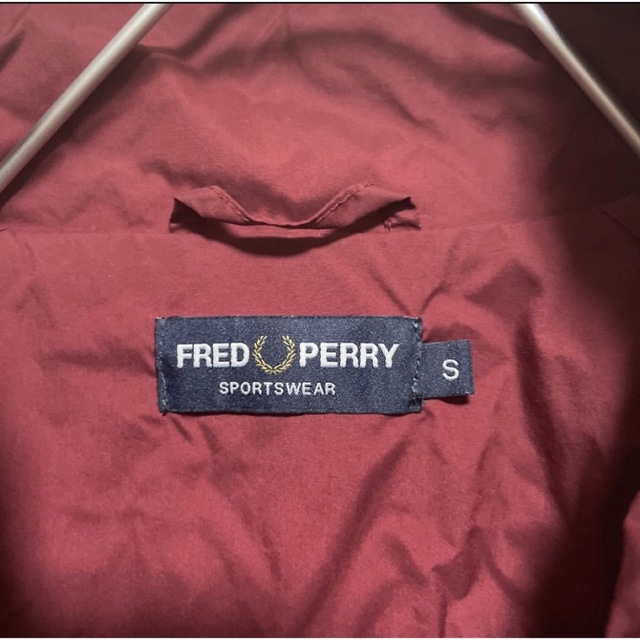 FRED PERRY(フレッドペリー)のFRED PERRY 袖ロゴナイロンジャケット ライン ロゴ ワッペン メンズのジャケット/アウター(ナイロンジャケット)の商品写真