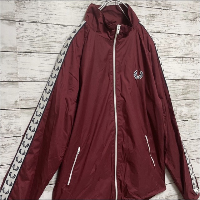 FRED PERRY(フレッドペリー)のFRED PERRY 袖ロゴナイロンジャケット ライン ロゴ ワッペン メンズのジャケット/アウター(ナイロンジャケット)の商品写真