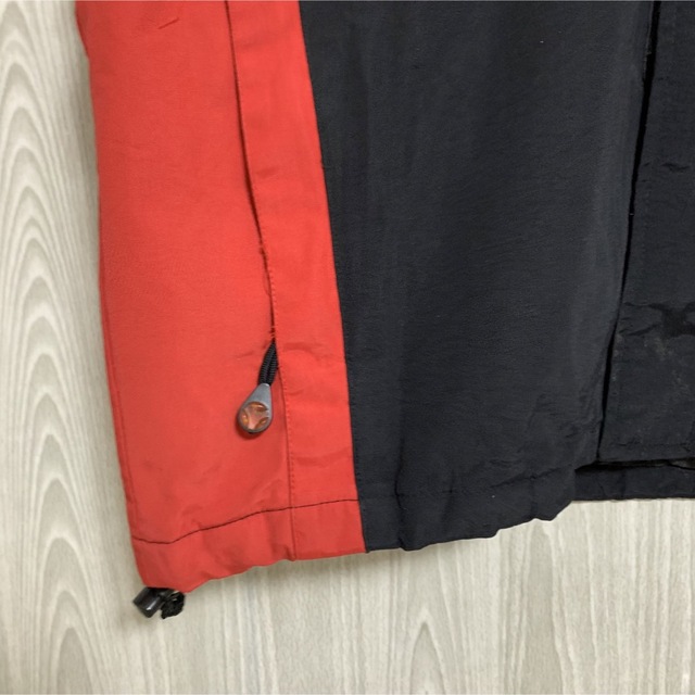 NIKE(ナイキ)のナイキ中綿ナイロンジャケットブルゾンワンポイントロゴ刺繍ロゴマルチカラー メンズのジャケット/アウター(ナイロンジャケット)の商品写真