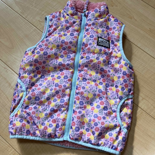 mikihouse(ミキハウス)のPICNIC 100cm リバーシブル　ベスト キッズ/ベビー/マタニティのキッズ服女の子用(90cm~)(ジャケット/上着)の商品写真