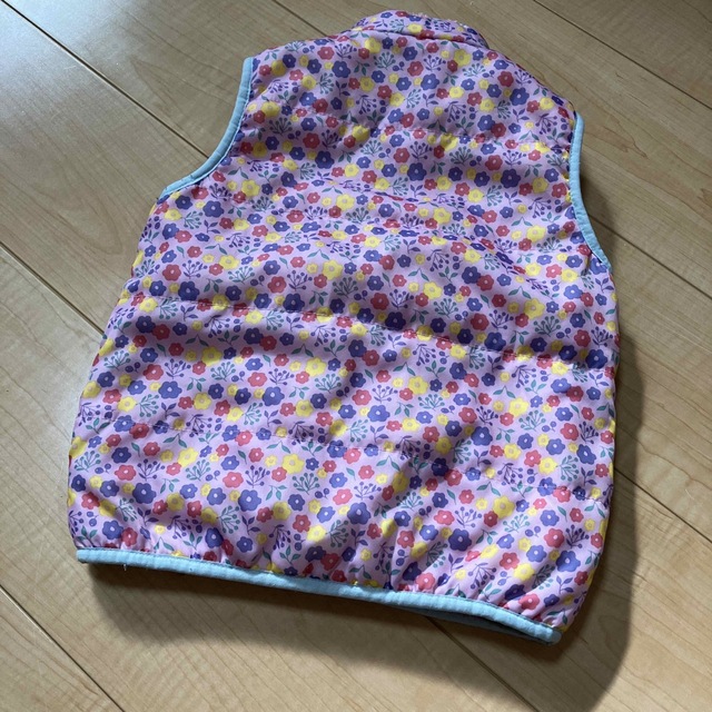 mikihouse(ミキハウス)のPICNIC 100cm リバーシブル　ベスト キッズ/ベビー/マタニティのキッズ服女の子用(90cm~)(ジャケット/上着)の商品写真