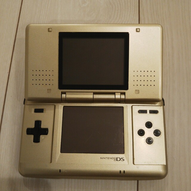 ニンテンドーDS(ニンテンドーDS)の良品⭐️初代DS本体♪ゴールド色。タッチペン付き♪動作OK♪アルコール除菌済み！ エンタメ/ホビーのゲームソフト/ゲーム機本体(携帯用ゲーム機本体)の商品写真