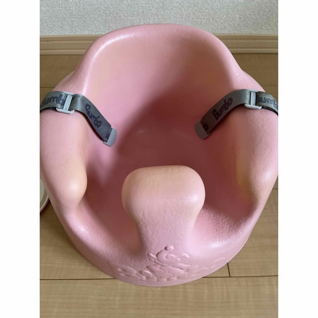 Bumbo(バンボ)のBumbo テーブル付 ピンク  キッズ/ベビー/マタニティの授乳/お食事用品(その他)の商品写真