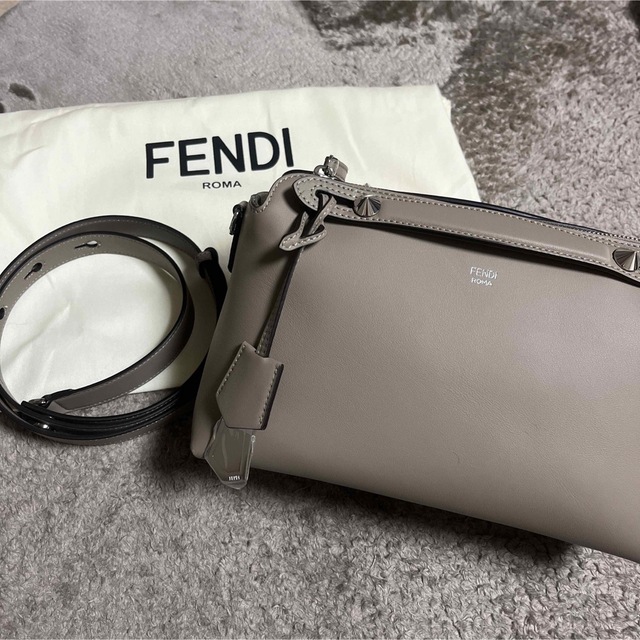 爆売りセール開催中!】 FENDI グレージュトープ ミディアム