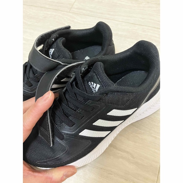 adidas(アディダス)のadidas KIDS スニーカー 黒 18cm キッズ/ベビー/マタニティのキッズ靴/シューズ(15cm~)(スニーカー)の商品写真