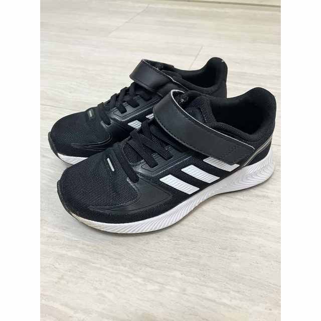 adidas(アディダス)のadidas KIDS スニーカー 黒 18cm キッズ/ベビー/マタニティのキッズ靴/シューズ(15cm~)(スニーカー)の商品写真