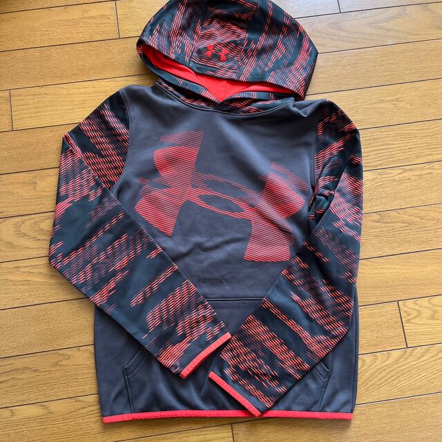 UNDER ARMOUR(アンダーアーマー)のアンダーアーマー　パーカー キッズ/ベビー/マタニティのキッズ服男の子用(90cm~)(Tシャツ/カットソー)の商品写真