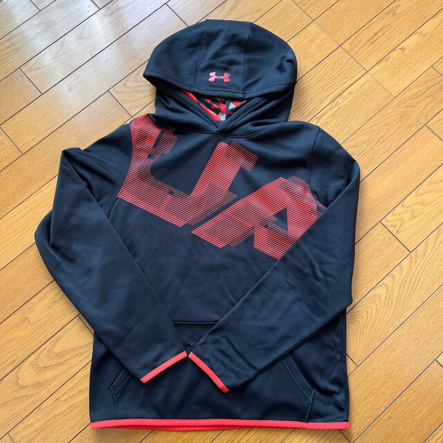 UNDER ARMOUR(アンダーアーマー)のアンダーアーマー　パーカー キッズ/ベビー/マタニティのキッズ服男の子用(90cm~)(Tシャツ/カットソー)の商品写真