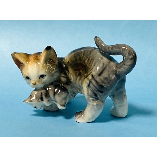 【 美品 】アンティーク  陶器製「子猫を咥えたシマ猫親子」フィギュリン