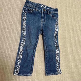 ベビーギャップ(babyGAP)のBaby GAP デニムパンツ ジーンズ　刺繍がおしゃれ(パンツ/スパッツ)