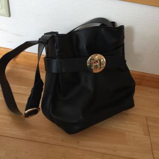 ザラ(ZARA)の新品 ZARA メタルプレート巾着ショルダーバッグ ブラック(ショルダーバッグ)