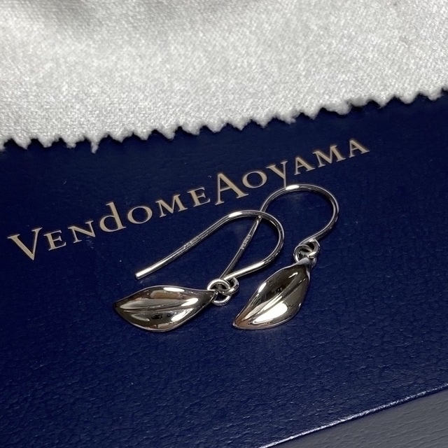 Vendome Aoyama(ヴァンドームアオヤマ)のヴァンドーム　プラチナ　リーフ　フックピアス　pt950 pt900 レディースのアクセサリー(ピアス)の商品写真