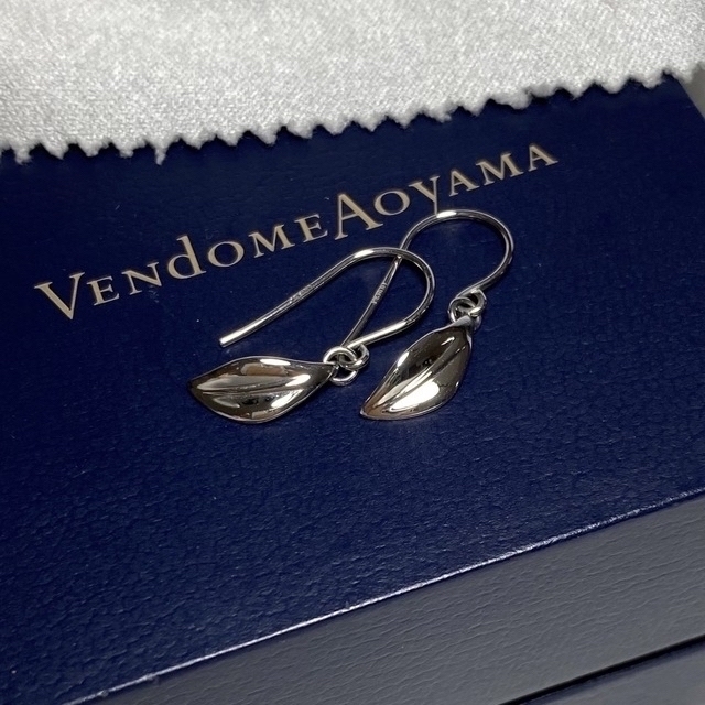 Vendome Aoyama(ヴァンドームアオヤマ)のヴァンドーム　プラチナ　リーフ　フックピアス　pt950 pt900 レディースのアクセサリー(ピアス)の商品写真