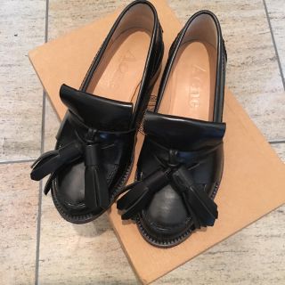 アクネ(ACNE)の送料込‼️ACNE👞タッセル付きブラックローファー(ローファー/革靴)