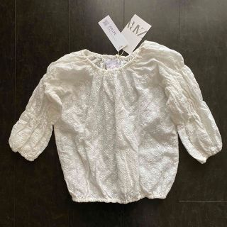 ザラキッズ(ZARA KIDS)の新品未着用【zara baby】サイズ110 アイレットコットンレースブラウス白(ブラウス)