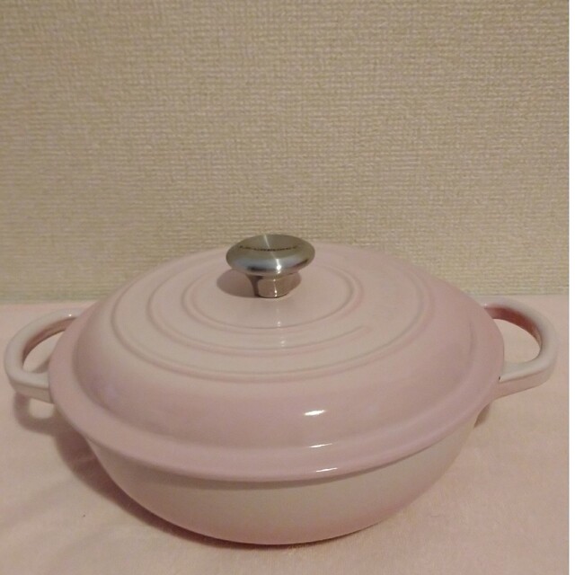 LE CREUSET(ルクルーゼ)のルクルーゼ　マルミット22cm　シェルピンク インテリア/住まい/日用品のキッチン/食器(鍋/フライパン)の商品写真