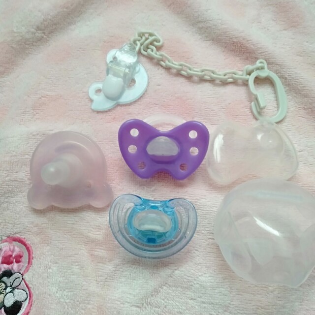 PHILIPS(フィリップス)のフィリップス　NUK チュチュベビー　おしゃぶり３個セットとクリップ キッズ/ベビー/マタニティの外出/移動用品(ベビーホルダー)の商品写真