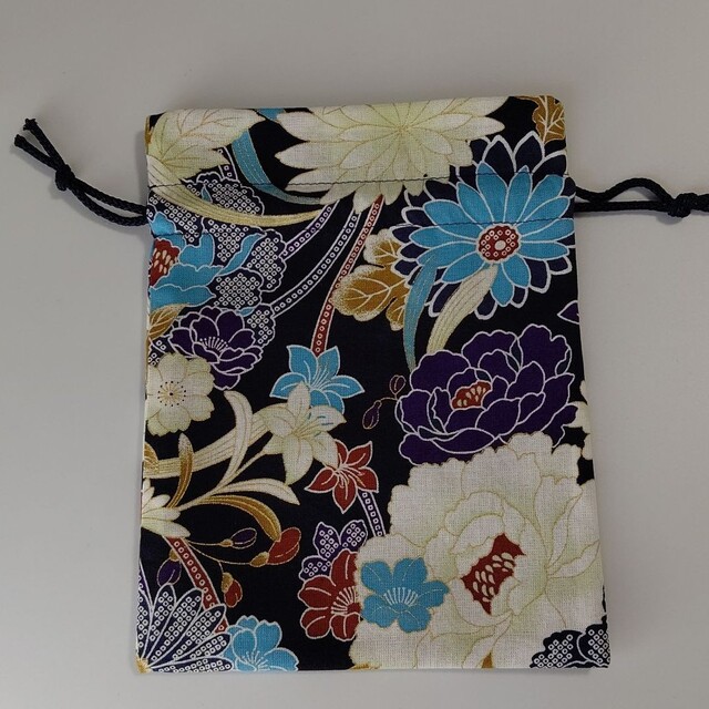 巾着袋裏地つき　 和柄　花柄×紺 ハンドメイドのファッション小物(ポーチ)の商品写真