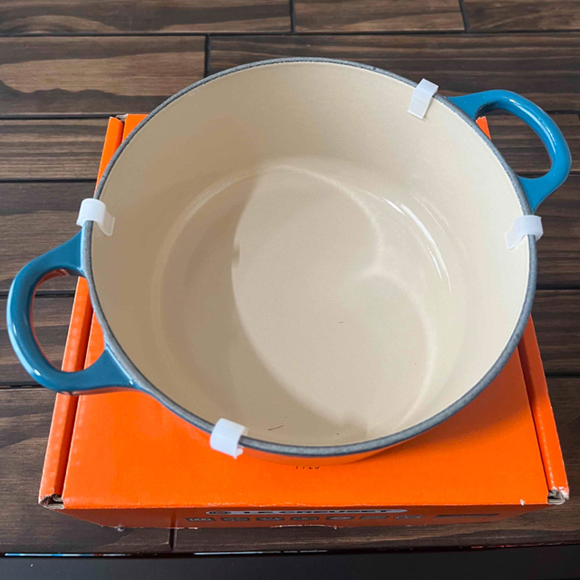 LE CREUSET(ルクルーゼ)の新品未使用 ル・クルーゼ ココットロンド 18㎝　 インテリア/住まい/日用品のキッチン/食器(鍋/フライパン)の商品写真