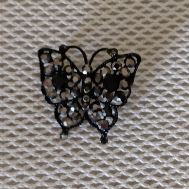 ストーン付き蝶々のブローチ レディースのアクセサリー(ブローチ/コサージュ)の商品写真