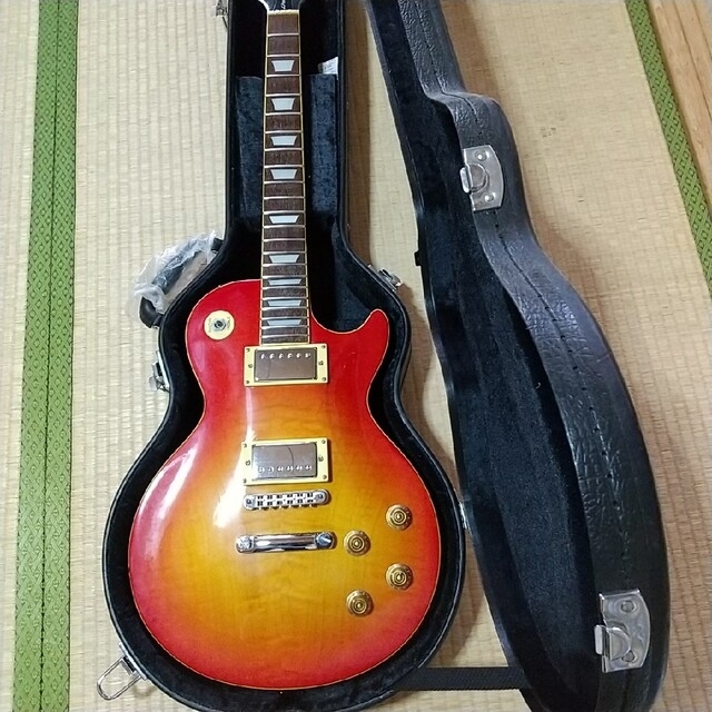【値下げ】エレキギターレスポールタイプ、ケース付 楽器のギター(エレキギター)の商品写真