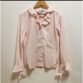 ユニクロ(UNIQLO)のユニクロ×J.W. ANDERSON コラボラッフルシャツ　ピンク　ブラウス(シャツ/ブラウス(長袖/七分))