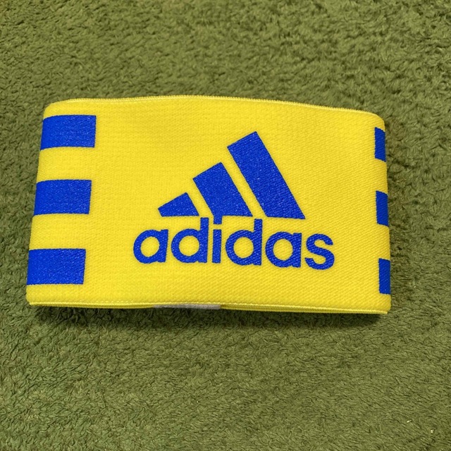 adidas(アディダス)のアディダス　キャプテンズアームバンド スポーツ/アウトドアのサッカー/フットサル(記念品/関連グッズ)の商品写真