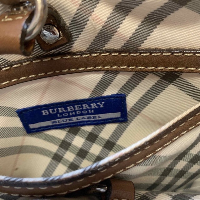 BURBERRY BLUE LABEL(バーバリーブルーレーベル)のバーバリー　バックリバーシブル レディースのバッグ(ハンドバッグ)の商品写真