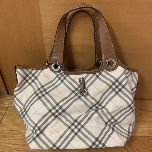 BURBERRY BLUE LABEL(バーバリーブルーレーベル)のバーバリー　バックリバーシブル レディースのバッグ(ハンドバッグ)の商品写真