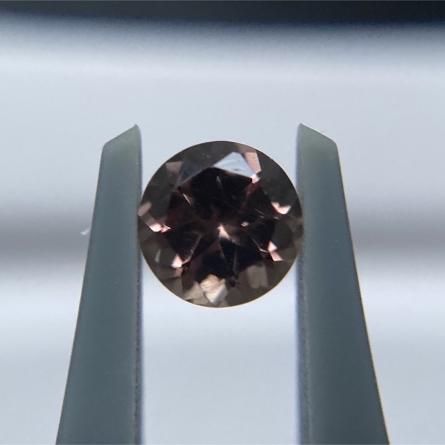 カラーチェンジガーネット 0.64ct 5.1mm ラウンド ハンドメイドの素材/材料(各種パーツ)の商品写真