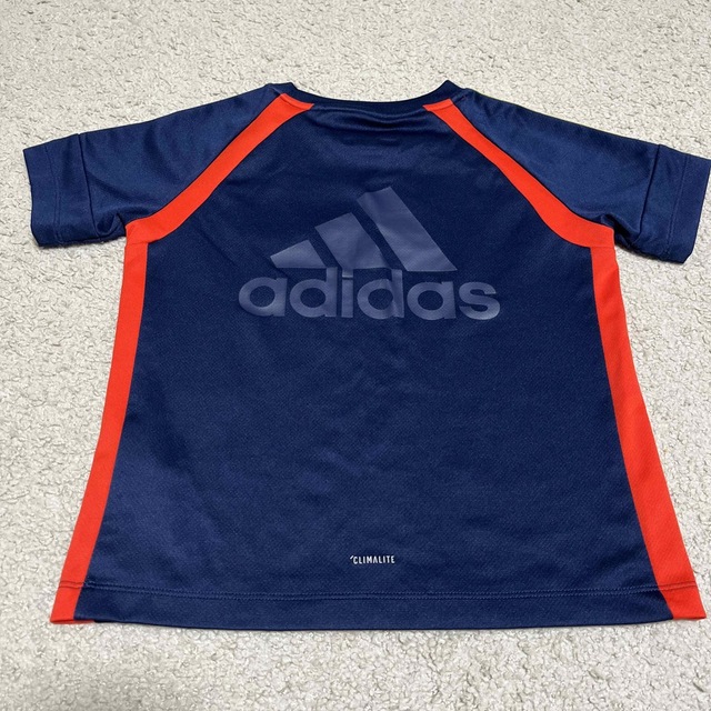 adidas(アディダス)のアディダス Tシャツ 120 キッズ/ベビー/マタニティのキッズ服男の子用(90cm~)(Tシャツ/カットソー)の商品写真