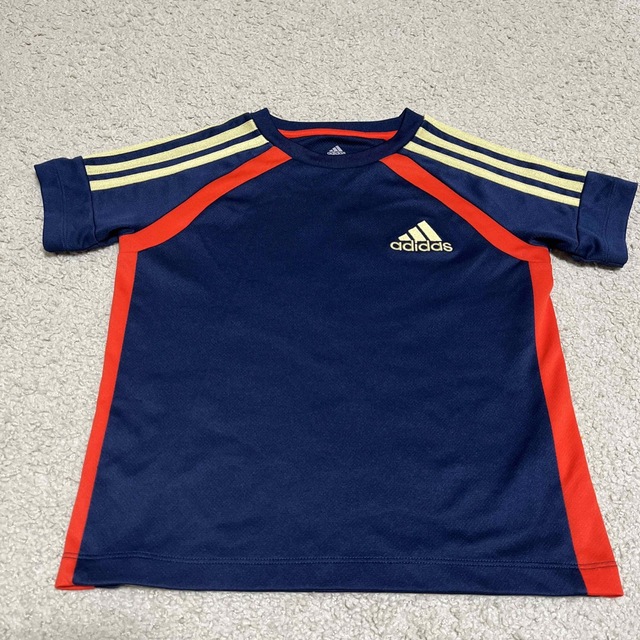 adidas(アディダス)のアディダス Tシャツ 120 キッズ/ベビー/マタニティのキッズ服男の子用(90cm~)(Tシャツ/カットソー)の商品写真