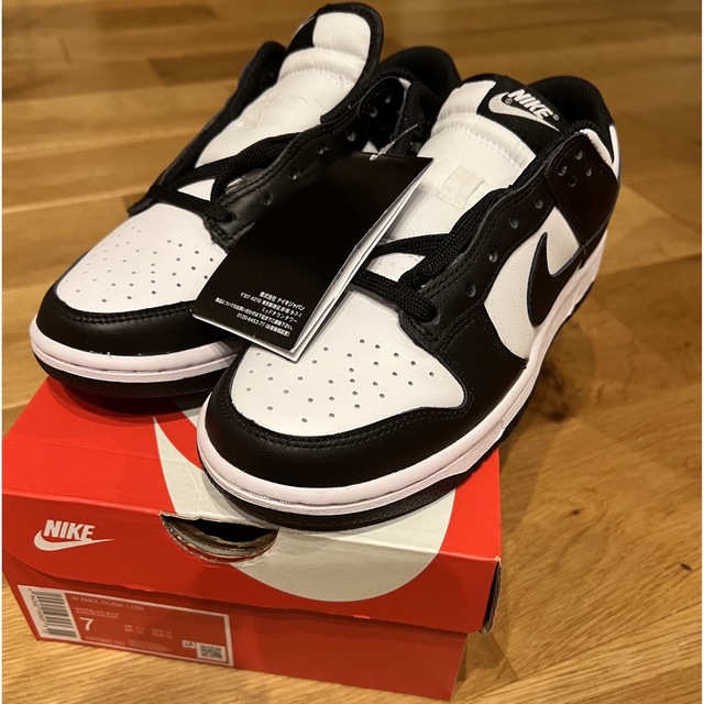 NIKE(ナイキ)のNIKE DUNK LOW 24cm PANDA パンダ 🐼 白黒 ダンク レディースの靴/シューズ(スニーカー)の商品写真