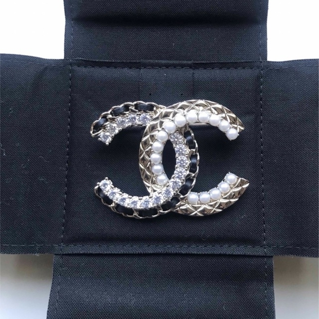 CHANEL(シャネル)のCHANEL シャネル CCマークブローチ 正規品  レディースのアクセサリー(ブローチ/コサージュ)の商品写真