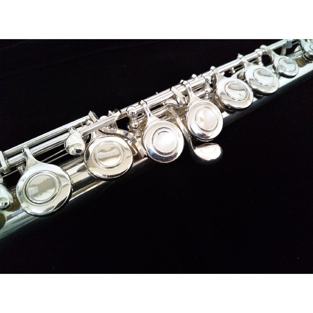 ヤマハ(ヤマハ)の♪森の工房♪お買得‼️美品‼️頭部管銀製‼️ヤマハフルート YFL311 Eメカ 楽器の管楽器(フルート)の商品写真