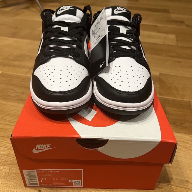 NIKE(ナイキ)のNIKE DUNK LOW PANDA 24.5cm ダンク パンダ レディースの靴/シューズ(スニーカー)の商品写真