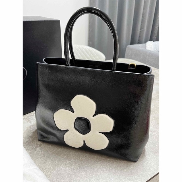 PRADA - PRADA フラワーレザーバッグ☆の通販 by ゆき☆shop|プラダ