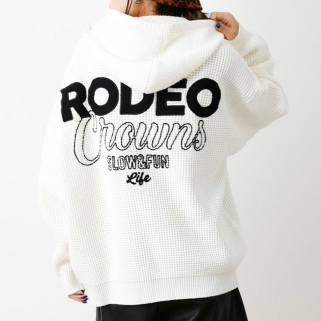 RODEO CROWNS WIDE BOWL(ロデオクラウンズワイドボウル)のロデオクラウンズ　CROSS LOGOワッフルニットフーディ レディースのトップス(パーカー)の商品写真