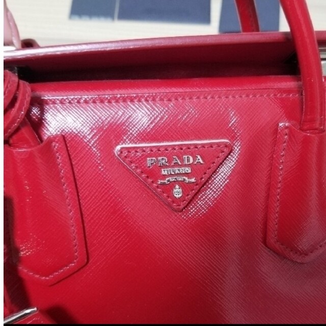 PRADA(プラダ)の美品　プラダ　PRADA  バッグ　サフィアーノ　赤　ROSSO レディースのバッグ(ハンドバッグ)の商品写真